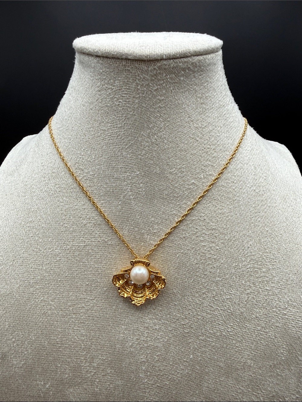Vintage Avon Gold Tone Faux Pearl Rhinestone Scallop Shell Necklace